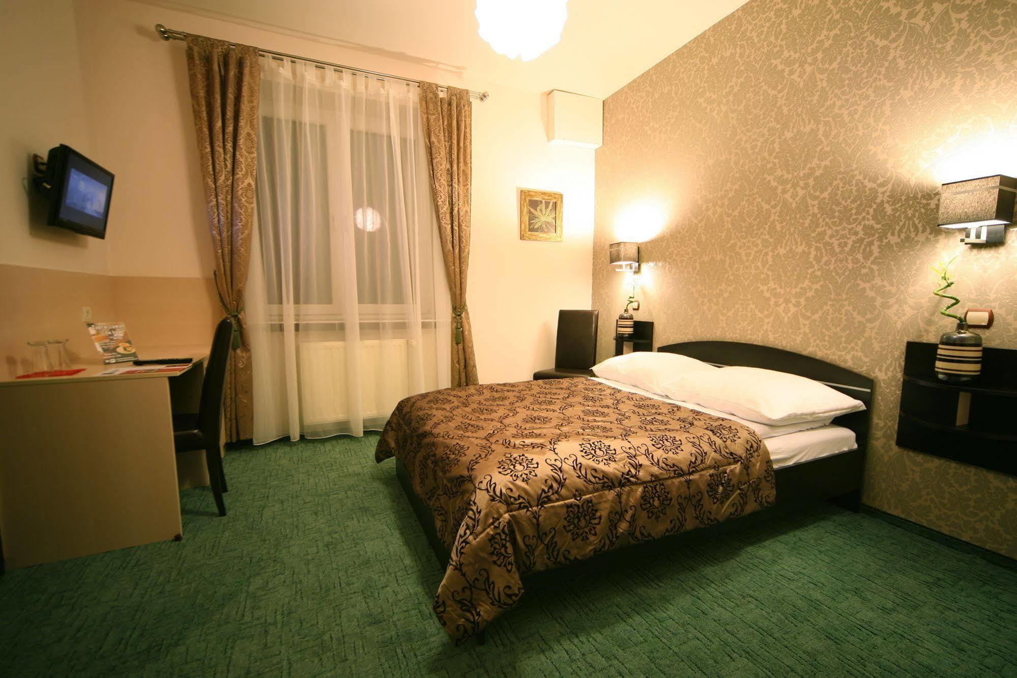 Hotel Seven 7 Kaliszki Eksteriør billede